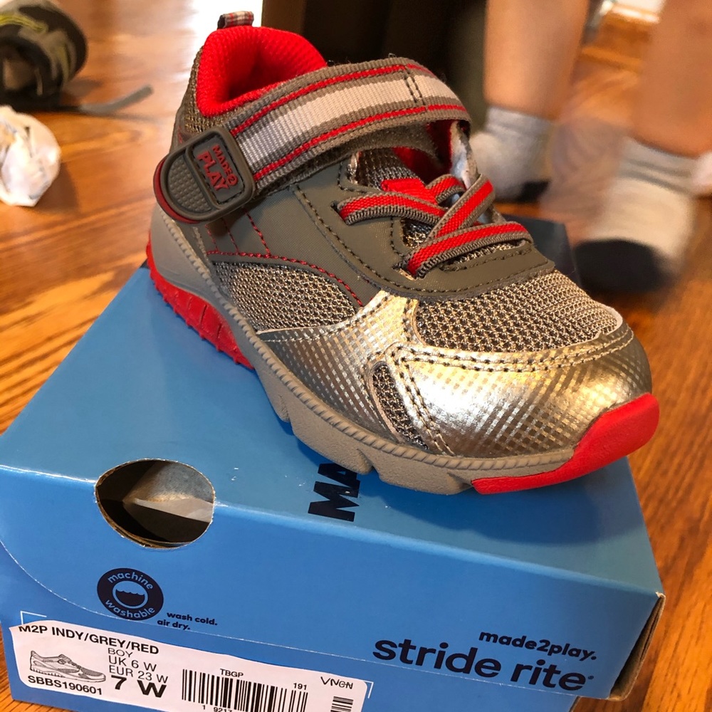 Stride Rite 7w tennis shoes